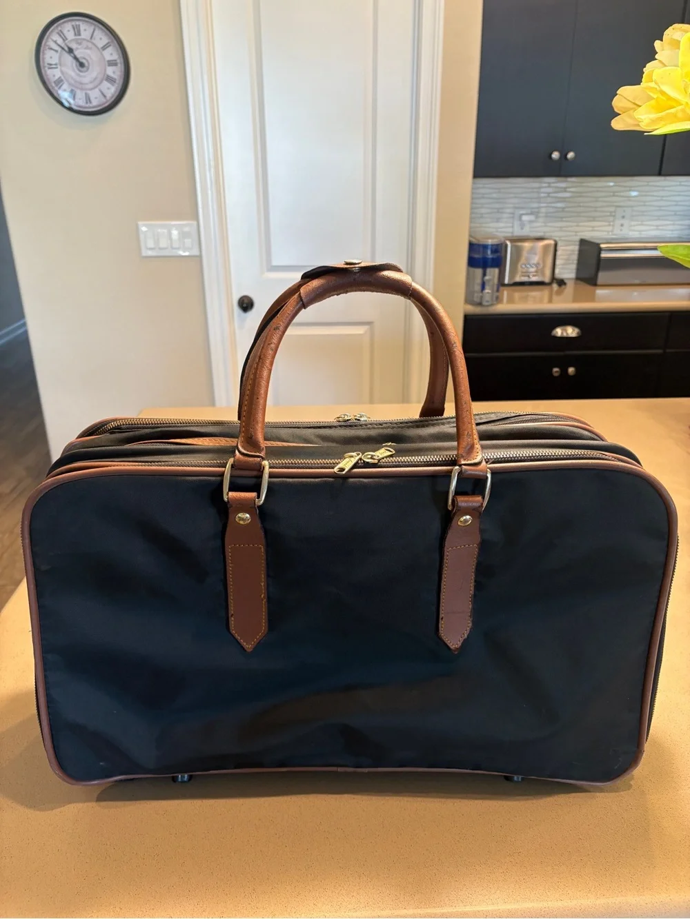 Vintage Lark expandable carry on suite case Black with 3 sections